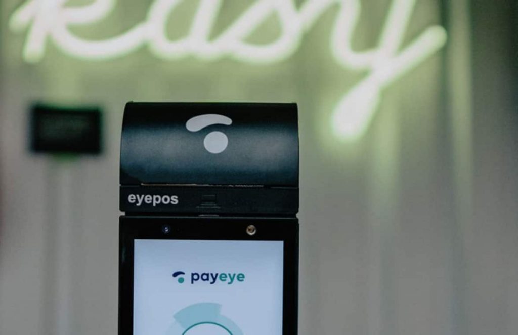 Biometryczny terminal płatniczy PayEye w polskim kinie