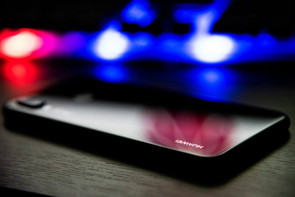 Huawei szykuje telefon z wyświetlaczem pod ekranem