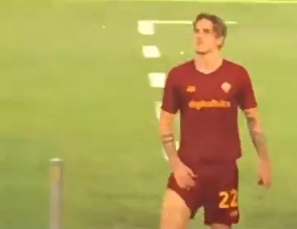 It boiled in the Rome derby.  Obscene gesture of a Roma footballer