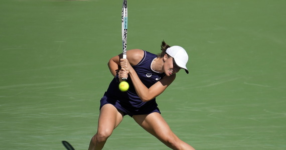 Rozstawiona z numerem piątym Iga Świątek przegrała z greczynką Marią Sakkari (4.) 2:6, 4:6 w swoim pierwszym meczu grupowym w turnieju WTA Finals w Guadalajarze. Obie tenisistki debiutują w kończącej sezon imprezie masters.