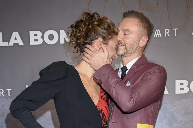 Those who fall in love with M jak miłość announce the best news.  Happy Krystian Wieczorek congratulates his wife!  This gesture says it all - photos