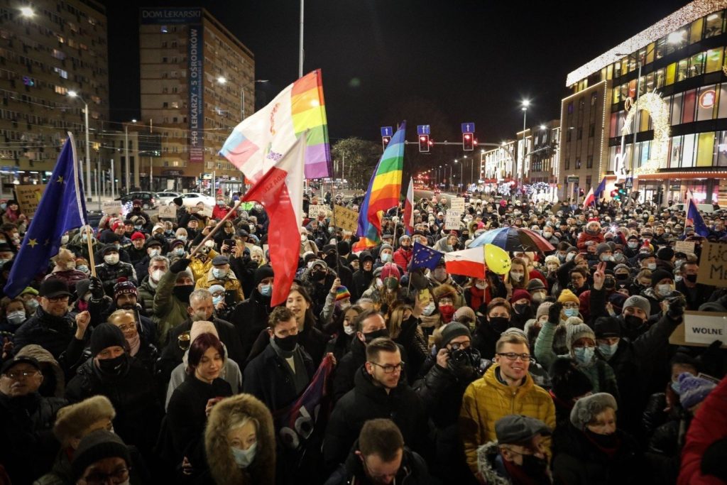 Protest in Szczecin against the amendment of the media law.  A large number of demonstrators in Adamowicz . Square [ZDJĘCIA]