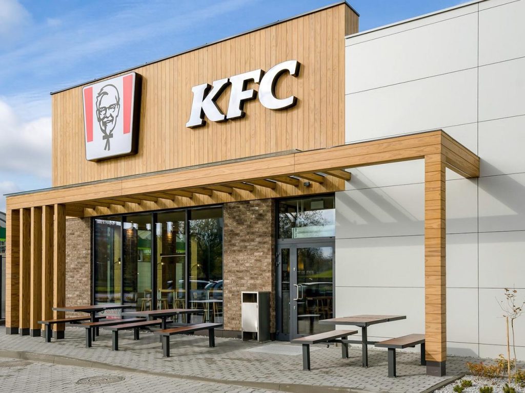 Opening of Kentucky Fried Chicken in Ostrowiec Świętokrzyski.  The first customers waited in a huge queue [WIDEO]