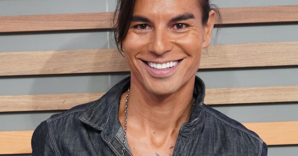 Julio Iglesias Jr. is the star of DVB.  Who is the unknown singer?