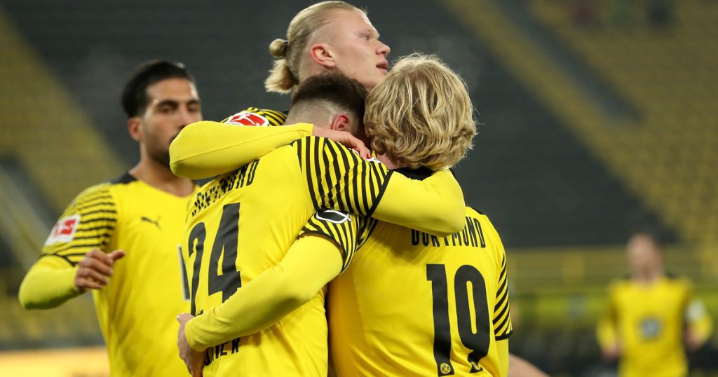 Bundesliga: Borussia Dortmund wipe out SC Freiburg, still chasing Bayern