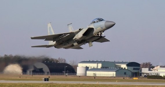 Kolejne amerykańskie myśliwce F15 wylądowały w poniedziałek w bazie w Łasku (woj. łódzkie). 8 maszyn dołączy do tych, które przybyły do Polski w zeszłym tygodniu - przekazał w poniedziałek minister obrony narodowej Mariusz Błaszczak.