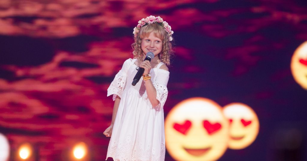 "The Voice Kids".  Lenka, suffering from alopecia areata, touched Cleo.  Who passed?