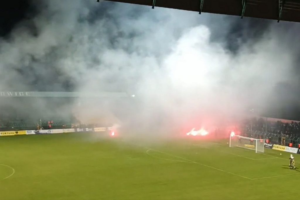 A scandal in Katowice.  The match was abandoned.  Dawn fans exploded fireworks [WIDEO] Pica Nona