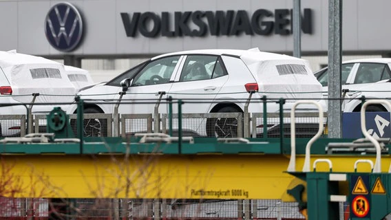 Trains with new ID.3 vehicles stand in front of the Zwickau Volkswagen plant.  © picture alliance / dpa / dpa-Zentralbild Photo: Jan Woitas