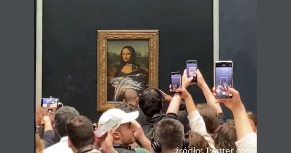 Obraz "Mona Lisa" Leonarda da Vinci został obrzucony tortem przez mężczyznę przebranego za starszą kobietę. Wszystko działo się w niedzielę we francuskim Luwrze.